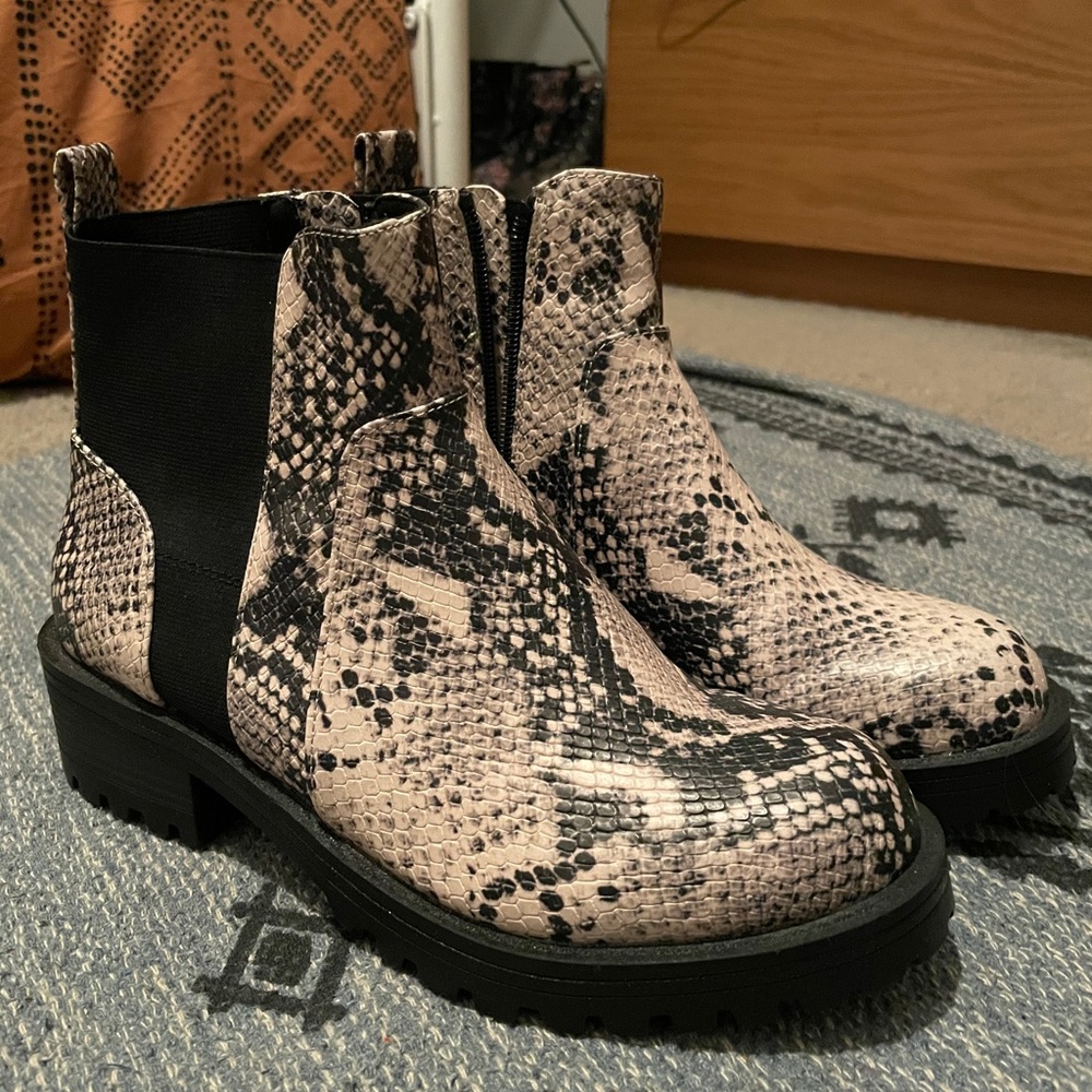 Snake Skin Chelsea Boots✨